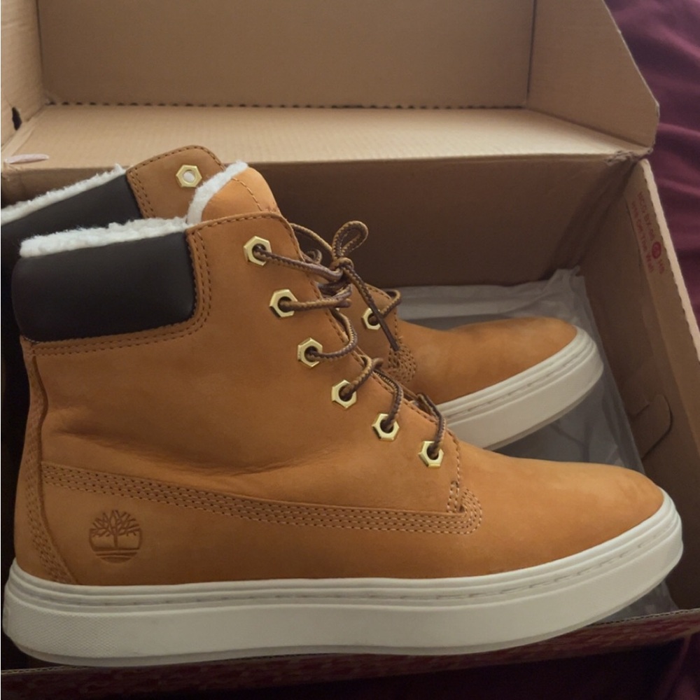Women’s Timberland water proof / resistant sneaker with cozy lining and lug sole